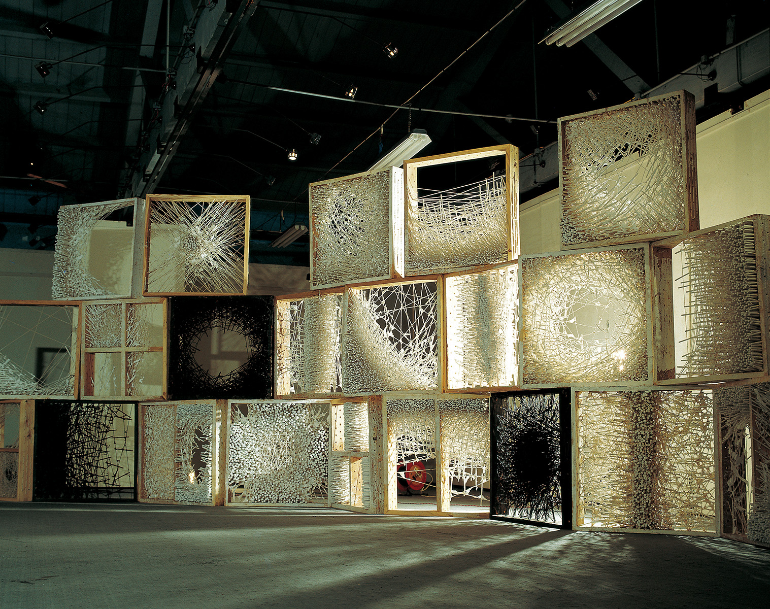 1994-95《结之一》 棉线、宣纸、纸浆、木 270×800×120 cm （90×90×15cm）×22 中国美术学院画廊个展现场