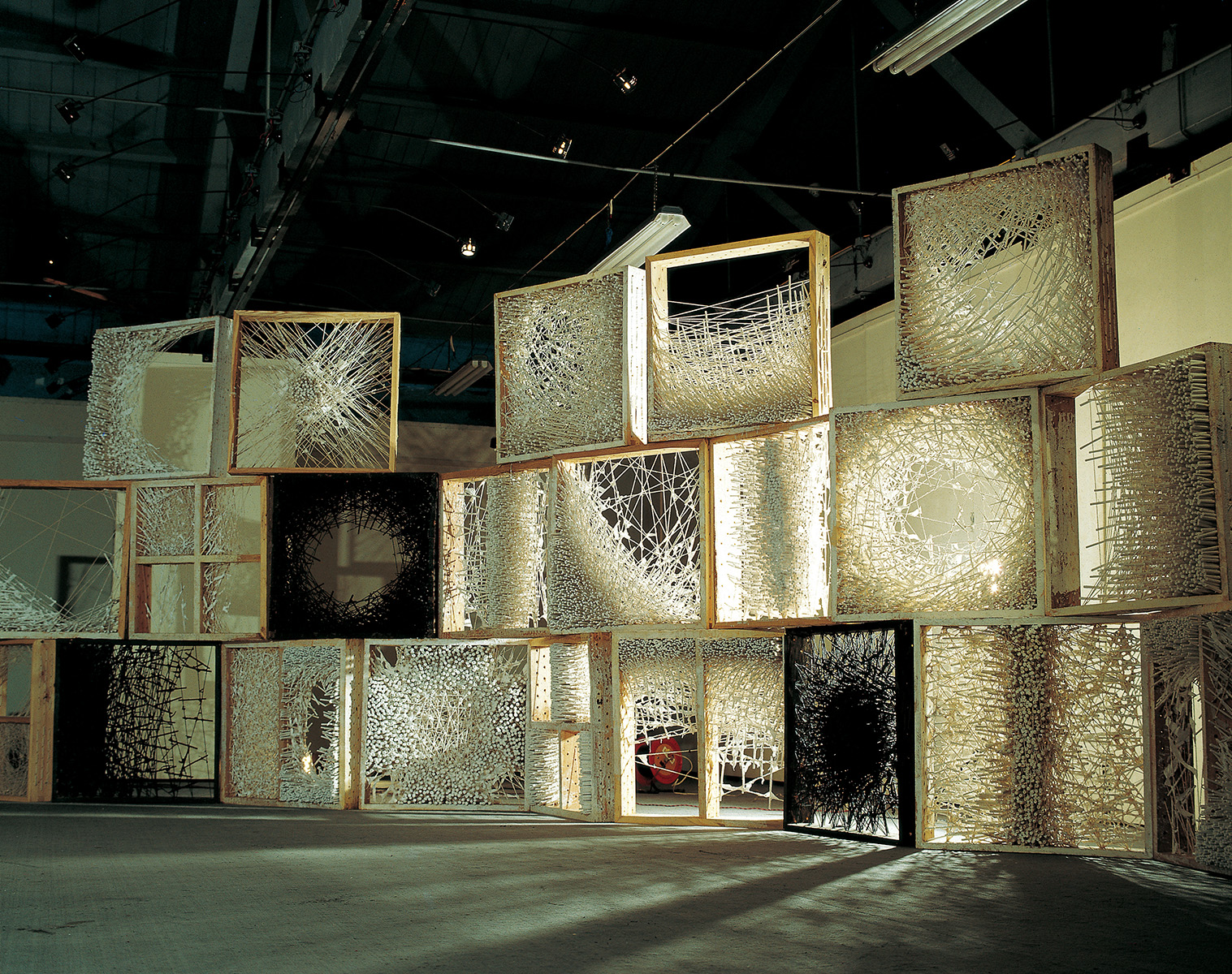 1994-95《结之一》 棉线、宣纸、纸浆、木 270×800×120 cm (90×90×15cm)×22 中国美术学院画廊个展现场