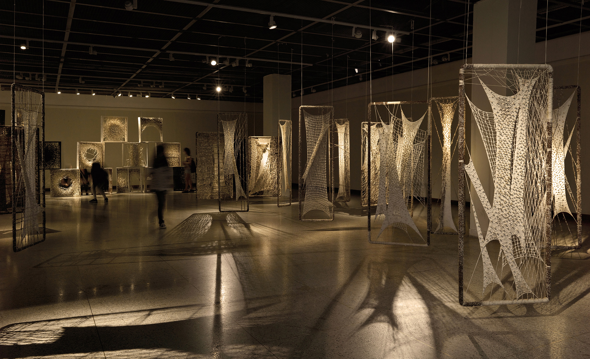 1996—97《结之二》(180×60×15cm)× 4 麻、宣纸、纸浆、木